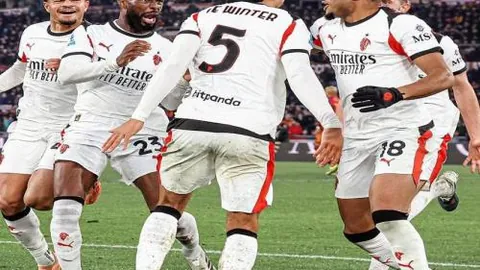 短道速滑世锦赛：我国队男子5000米接力摘得银奖